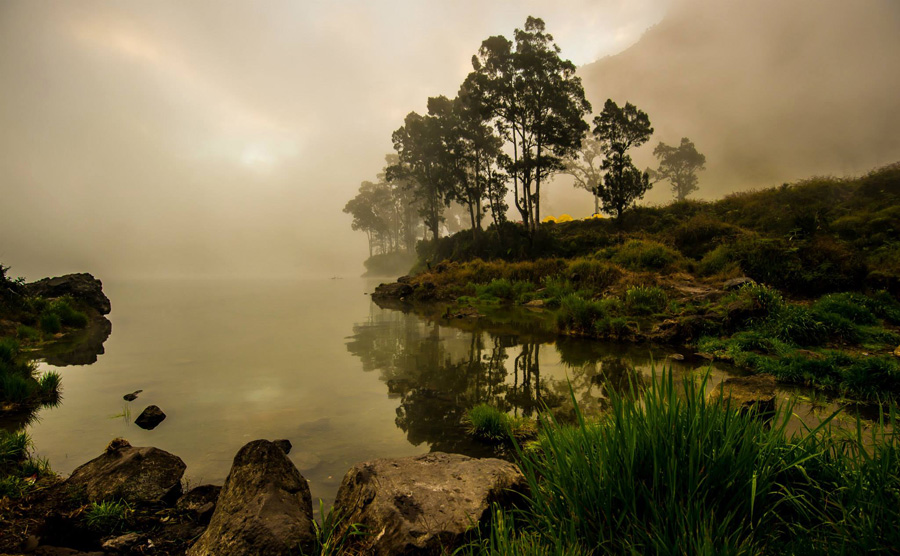 Danau Segara Anak ketinggian 2004 meter Gunung Rinjani