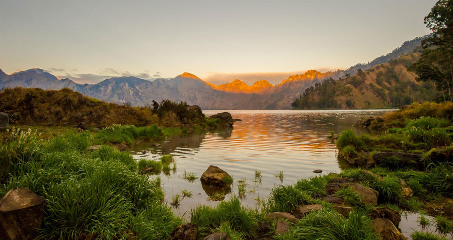Danau Segara Anak ketinggian 2004 meter Gunung Rinjani