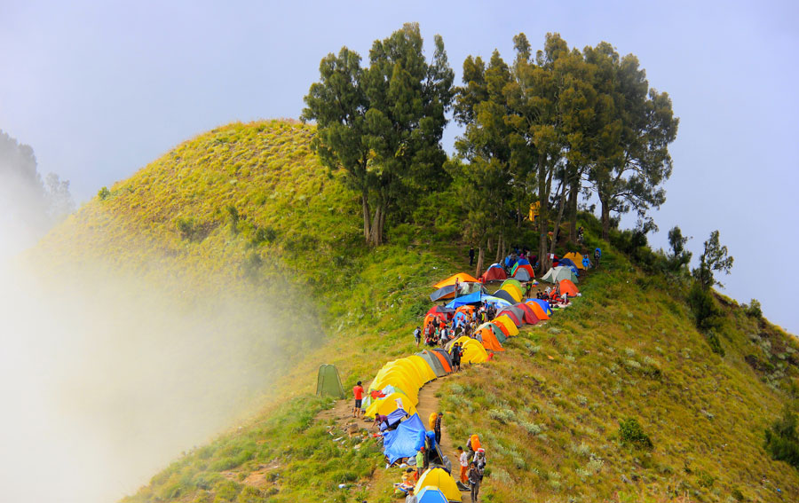 Kawah Plawangan Sembalun Ketinggian 2639 meter - Taman Nasional Gunung Rinjani