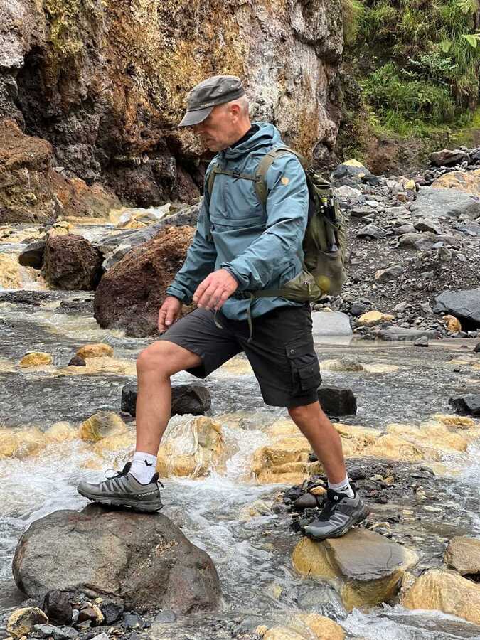 Melawati sepanjang sungai Torean Gunung Rinjani