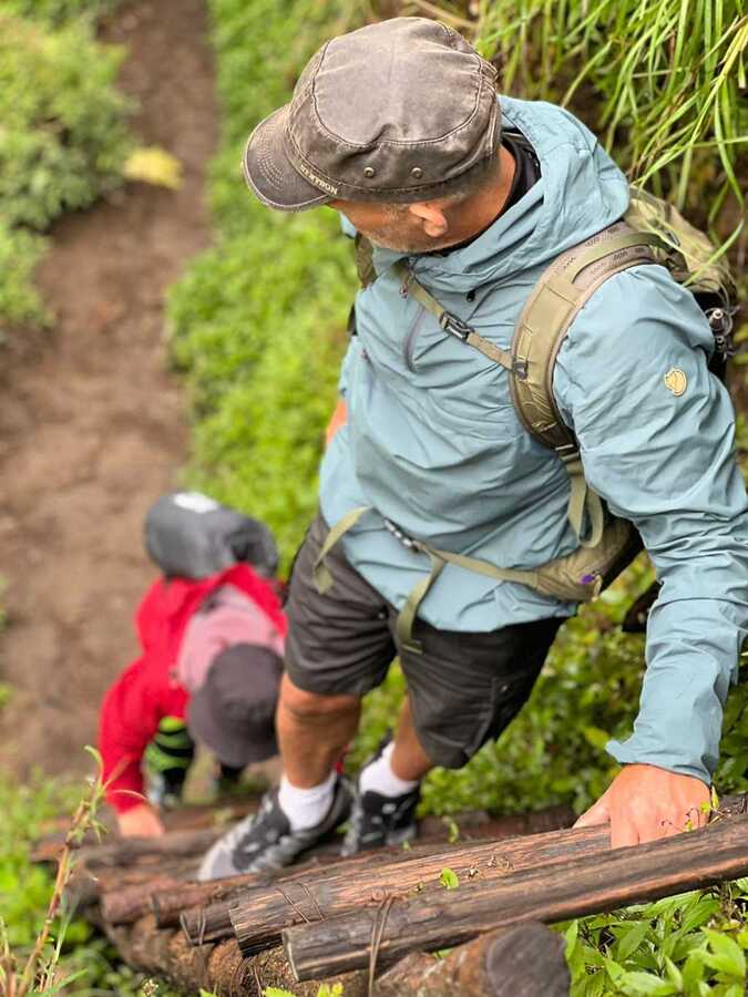 Menggunakan tangga sepenjang jalan Torean Gunung Rinjani