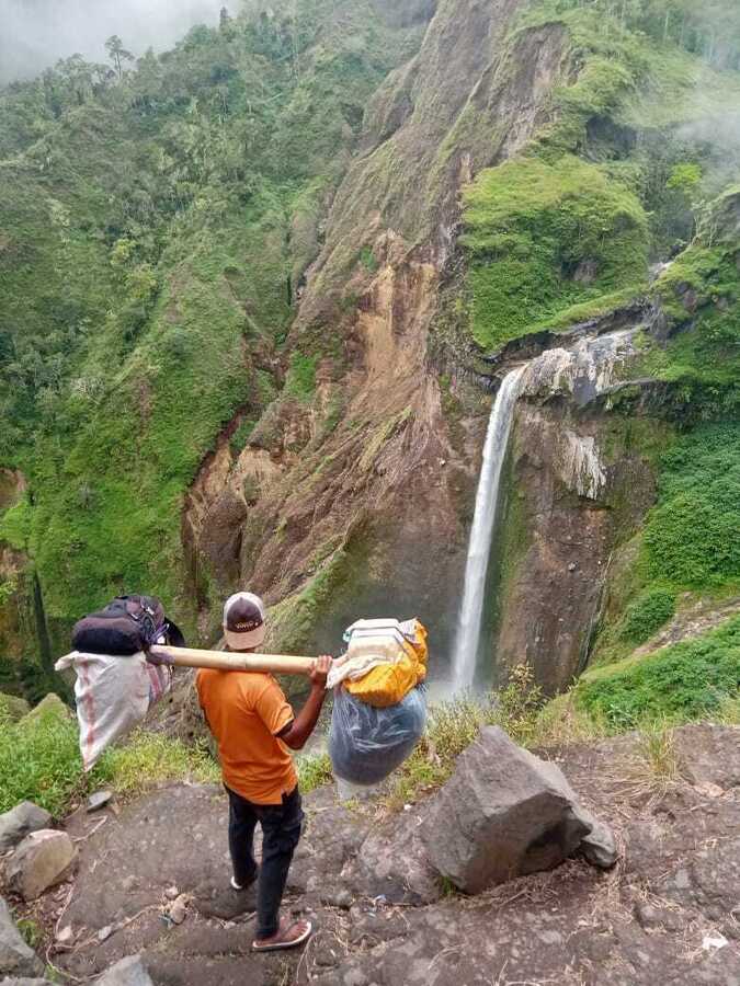 Pemandangan air terjun Penimbungan Torean Gunung Rinjani