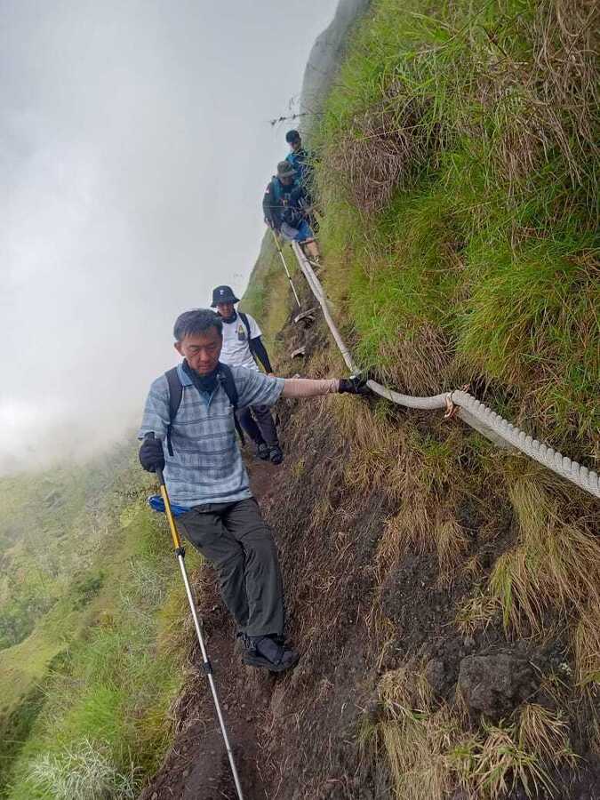 Menuruni lereng bukit Torean
