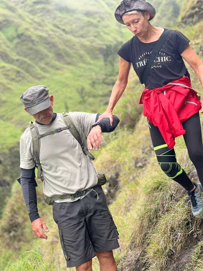 Menuruni lereng bukit Torean