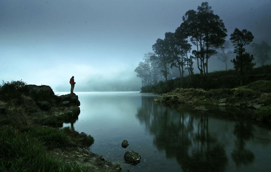 Spend the night on the shores of Lake Segara Anak altitude 2000 meter of Mount Rinjani