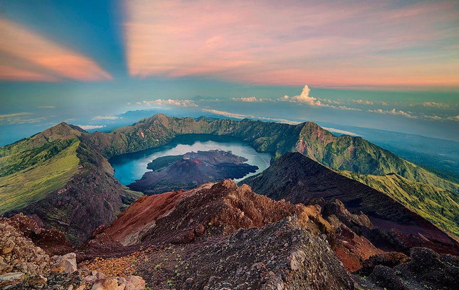 The peak of Mount Rinjani 3.726 meters altitude
