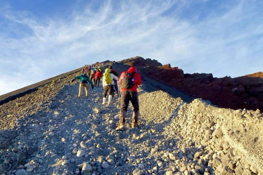 To go Summit Mount Rinjani 3726 meters